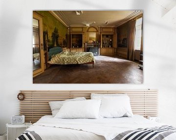 Schlafzimmer in einem alten verlassenen Herrenhaus, das gleichzeitig wie ein Wohnzimmer aussieht. von Het Onbekende
