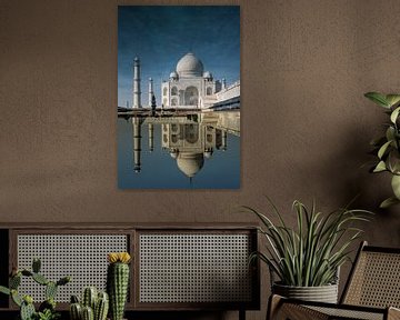 Surrealistische weergave van een weerspiegeling van de Taj Mahal in het water, Agra India. Wout Kok  van Wout Kok