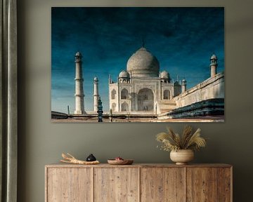 Surrealistische Darstellung einer Spiegelung des Taj Mahal im Wasser, Agra, Indien. Wout Kok  von Wout Kok