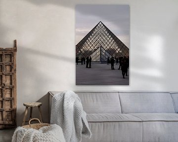Paris - Le Louvre au coucher du soleil sur Eline Willekens