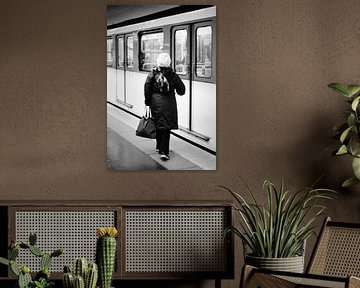 Paris - Frau wartet auf Metro - Schwarz und weiß von Eline Willekens