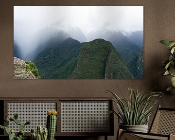 Peru - De mist in de bergtoppen bij Machu Picchu van Eline Willekens