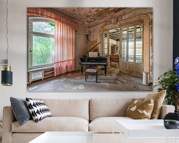 Verlaten piano in een voormalige en zeer bekende villa in Duitsland van Gentleman of Decay