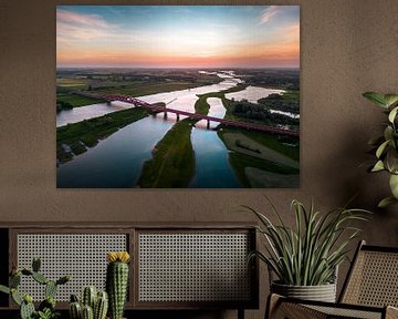 Hanzeboog en IJsselbrug tijdens zonsondergang in Zwolle van Bas van der Gronde