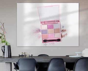 Plat roze doosje met verschillende kleuren oog make-up van Andrea Diepeveen
