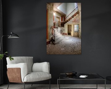 Treppe in sanften Farben. von Roman Robroek – Fotos verlassener Gebäude