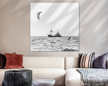 Bateau de pêche et kitesurfeur sur la mer du Nord, noir et blanc sur Yanuschka Fotografie | Noordwijk