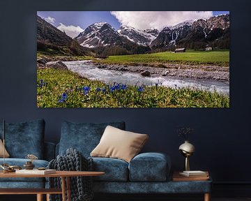 Blaue Blumen an den Ufern eines Schweizer Bergflusses von Dafne Vos