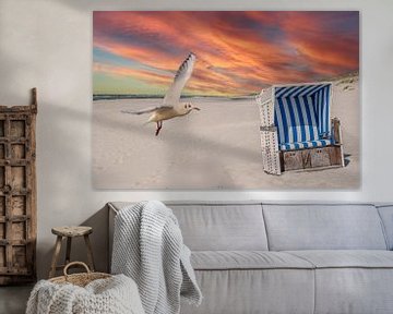 Rustige dag op het strand met strandstoel en zeemeeuw van Animaflora PicsStock