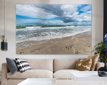 Het westelijke strand met golven en wolken op Fischland-Darß