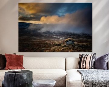 Donkere wolken in de bergen in Noorwegen van Andy Luberti