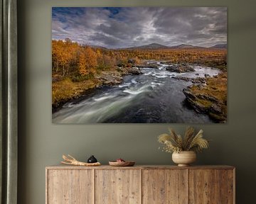 Een rivier in het herfstlandschap in Noorwegen