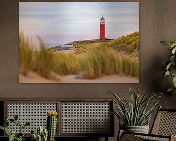 Blick entlang der Dünen auf den Leuchtturm von Texel von Pieter van Dieren (pidi.photo)