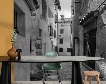 Italienische Gasse in Grado von Angelika Stern