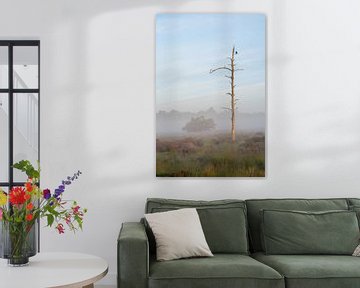 Neblige Landschaft mit kahlem Baum und Vogel von Evelien IJpelaar