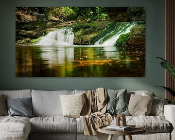 Wasserfall und fließendes Wasser zwischen felsigen Wäldern von Fotografiecor .nl