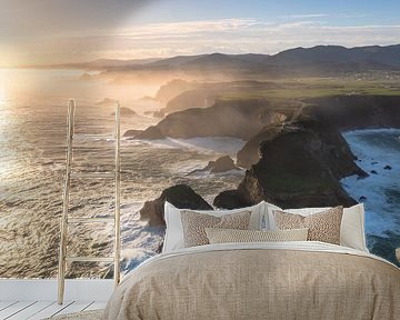 Leuchtturm an der zerklüfteten Felsenküste