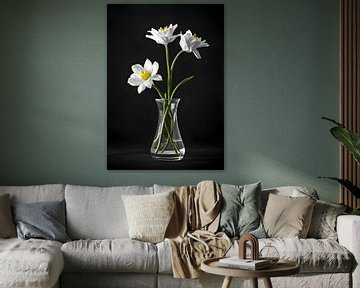 Drie witte bloemen in vaas tegen zwarte achtergrond van Grafiekus