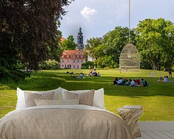 Belebter Ilm-Park in Weimar mit Blick auf das Weimarer Stadtschloss von Mixed media vector arts
