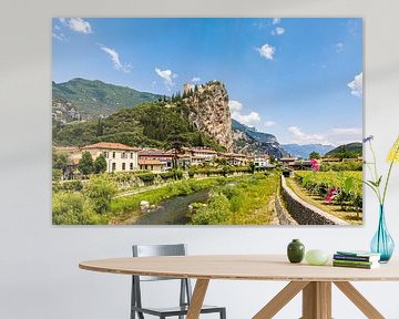 Arco met de kasteelruïnes en de rivier de Sarca in Italië