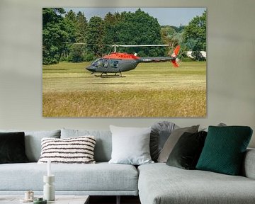 Laagvliegende Bell 206B JetRanger. van Jaap van den Berg