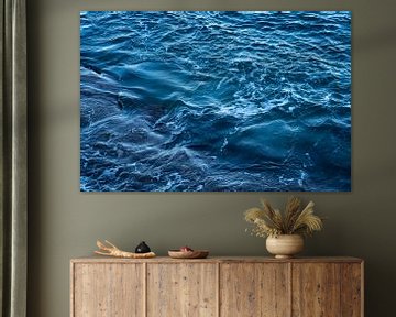 Donkerblauw zeewater en zachte golven 1 van Adriana Mueller