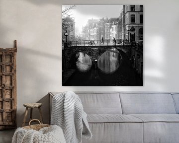 Straatfotografie in Utrecht. De Maartensbrug en Oudegracht in zwartwit