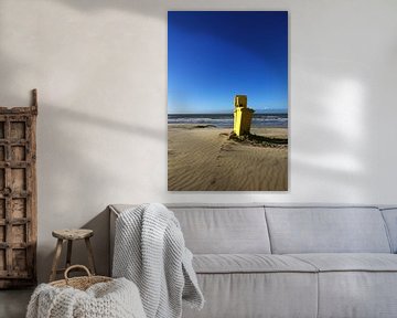 eenzame prullenbak op het strand. van oscar van zessen