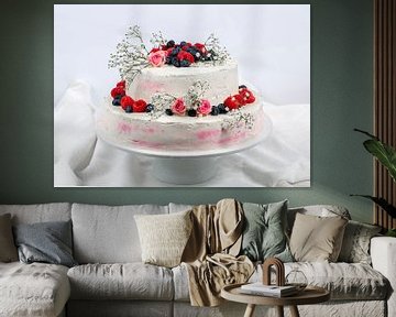 sommerliche frische zweistöckige Hochzeitstorte mit Beeren und Blumen verzierte festliche Sahnetorte von Thomas Heitz