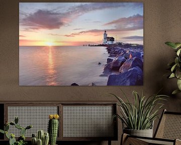 Vuurtoren Marken bij zonsopkomst van John Leeninga