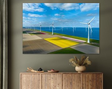 Tulipes dans des champs agricoles avec des éoliennes en arrière-plan sur Sjoerd van der Wal Photographie