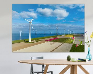 Windkraftanlagen mit Tulpen in landwirtschaftlichen Feldern im Hintergrund von Sjoerd van der Wal Fotografie