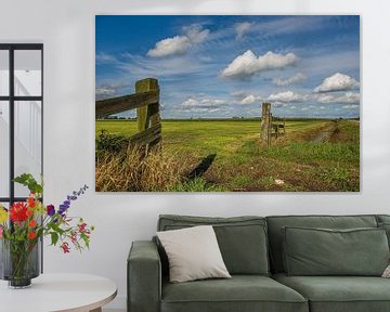 Wolkenlucht en hek boven het landschap van Friesland van Harrie Muis
