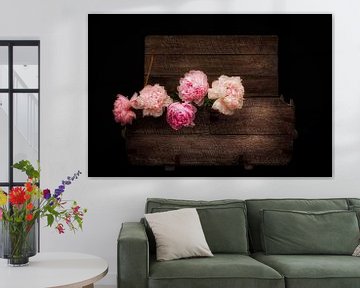 Rustieke Romantiek III - Pioenen in een Vintage kist van marlika art