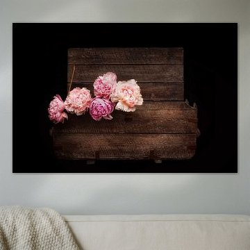 Rustieke Romantiek IV - Pioenen in een Vintage kist