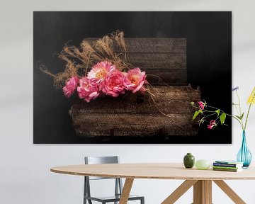 Rustieke romantiek VI - Pioenen in een vintage kistje van marlika art