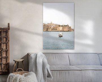 Mittelmeer Print von Gondel Boot auf dem Wasser von Elyse Madlener