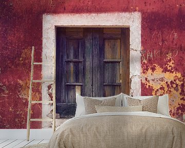 Fenster und Fassade eines verlassenen Hauses an der Algarve Portugal