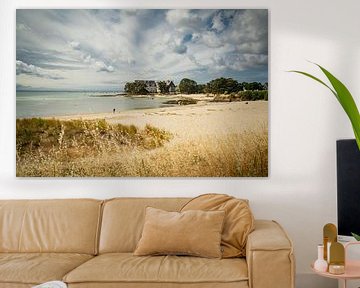 Schilderachtige huisjes aan het goudgele strand in Bretagne van Frans Scherpenisse