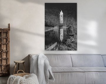 De witte kerktoren van het Friese plaatsje Aegum