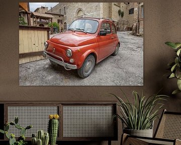 Oude Fiat 500 op plein in Bevagna, Italië