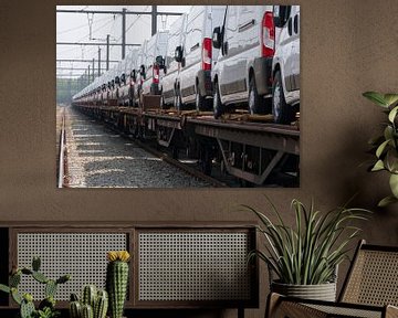 Wagons de marchandises avec de nouvelles camionnettes à Hombourg, Belgique sur Robin Jongerden