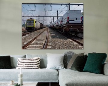 Güterwaggons mit neuen Transportern in Homburg, Belgien von Robin Jongerden