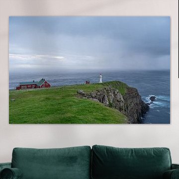 Bauernhaus und Leuchtturm auf den Färöer Inseln