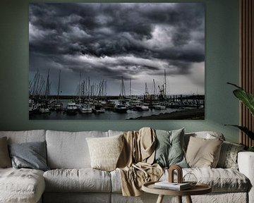 Dreigende wolkenlucht boven de haven van Colijnsplaat van Vivian Kramer
