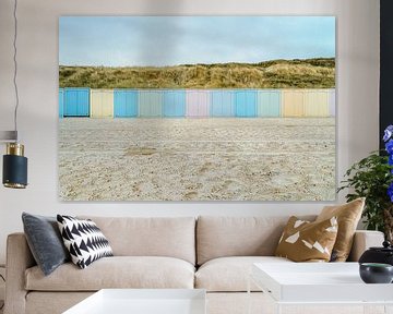 Pastel gekleurde strandhuisjes aan de Zeeuwse kust