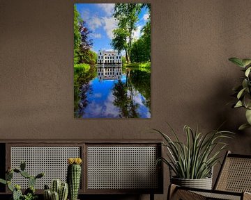 Schloss Staverden spiegelt sich an einem sonnigen Tag im Teich von Rob Kints