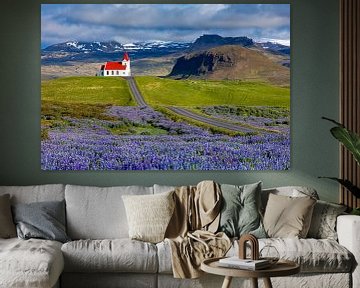 Église islandaise typique avec des lupins, Islande sur Adelheid Smitt