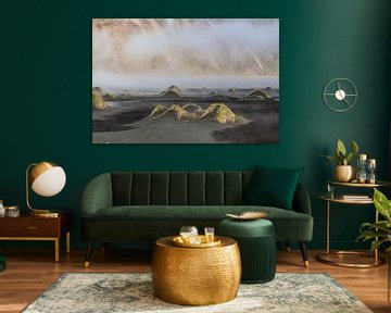 Zwarte duinen met mist in IJsland van Melissa Kuijpers