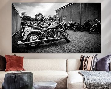 Harley-Davidson motoren op parking bij loods zwartwit van Customvince | Vincent Arnoldussen